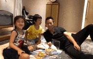 宠妻狂魔周杰伦陪爱妻赴日本完成工作，粉丝拥堵导致团队成员骨折